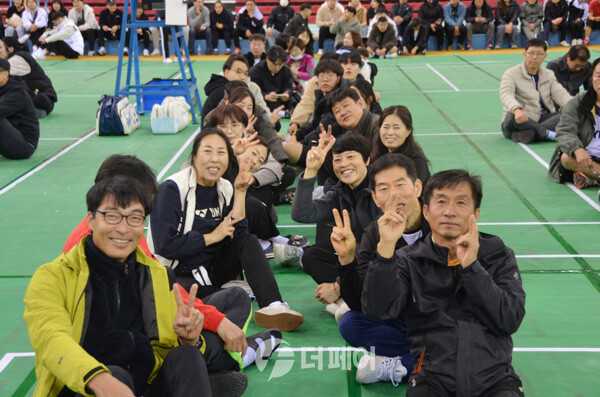 사진 제34회 대구광역시장기 생활체육배드민턴대회 개회식에 참석한 동호인들
