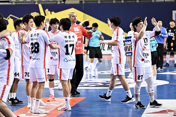 사진 신한 SOL페이 23-24 핸드볼 H리그 남자부 2차전에서 승리를 거둔 SK호크스 선수들이 기뻐하고 있다. 한국핸드볼연맹