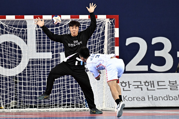 사진 신한 SOL페이 23-24 핸드볼 H리그 남자부 2차전 인천도시공사 vs 상무피닉스 경기 모습, 한국핸드볼연맹