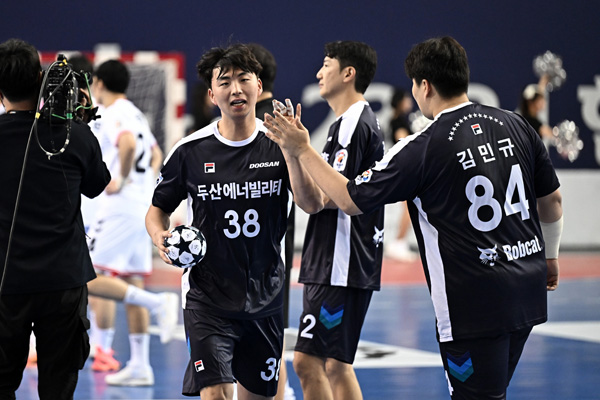 사진 신한 SOL페이 23-24 핸드볼 H리그 남자부 2차전 두산 vs 하남시청 경기 모습, 한국핸드볼연맹