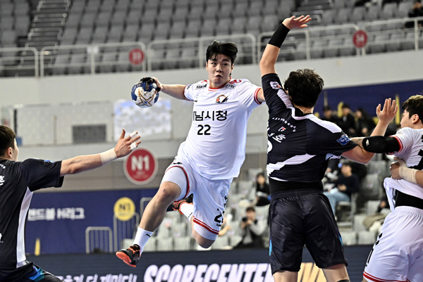 사진 신한 SOL페이 23-24 핸드볼 H리그 남자부 2차전 두산 vs 하남시청 경기 모습, 한국핸드볼연맹
