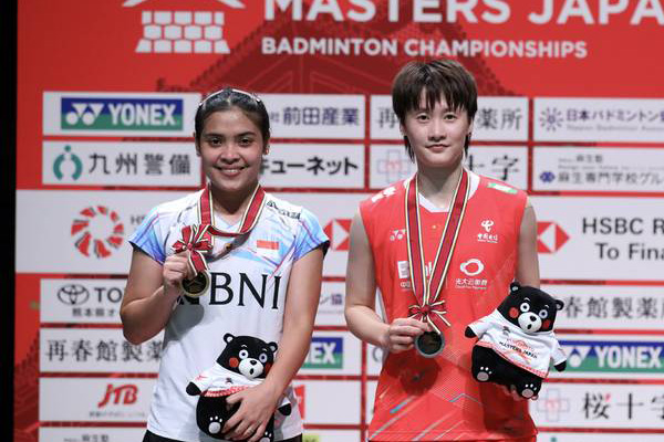 사진 2023 일본 구마모토 마스터즈 배드민턴선수권대회 여자단식 우승을 차지한 그레고리아 마리스카 툰중(인도네시아 왼쪽)과 준우승을 한 천위페이