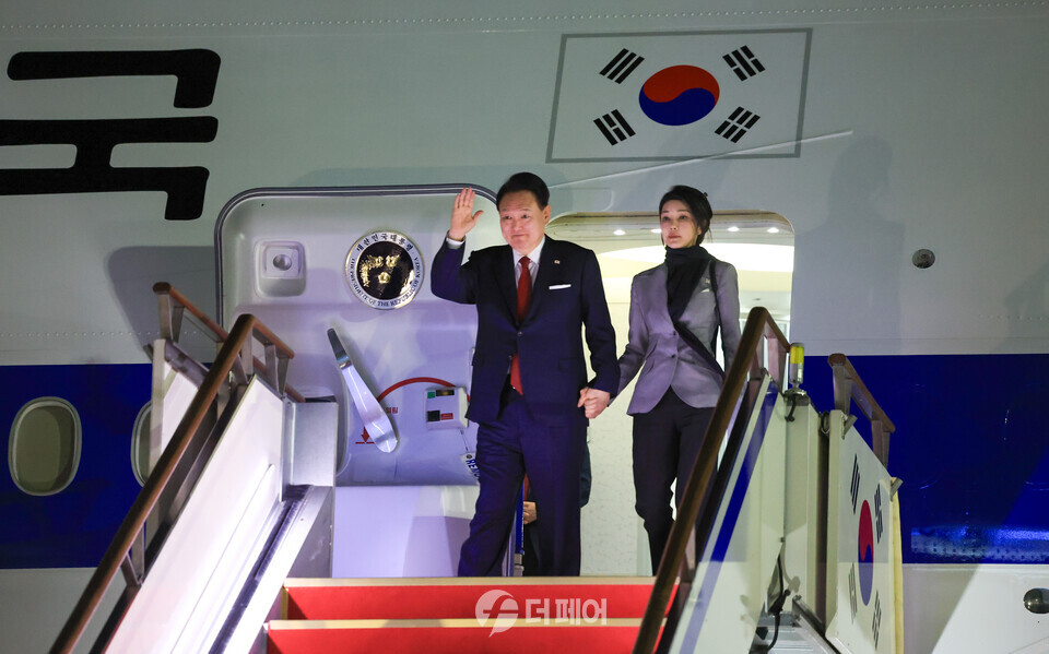 윤석열 대통령과 김건희 여사가 2박4일간의 APEC 일정을 마치고 18일 성남공항으로 귀국하고 있다. / 사진제공=대통령실