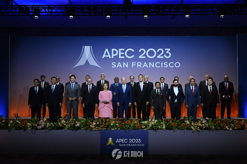 윤석열 대통령이 16일(현지시간) 미국 샌프란시스코 모스코니센터에서 열린 아시아태평양경제협력체(APEC) 정상 단체사진촬영에서 각국 정상들과 함께 기념 촬영을 하고 있다.앞줄 오른쪽부터 윤석열 대통령, 조코 위도도 인도네시아 대통령, 가브리엘 보리치 칠레 대통령, 하사날 볼키아 브루나이 국왕, 세타 타위신 태국 총리, 조 바이든 미국 대통령, 디나 볼루아르테 페루 대통령, 앤서니 앨버니지 호주 총리, 쥐스탱 트뤼도 캐나다 총리, 시진핑 중국 국가주석, 기시다 후미오 일본 총리. / 사진제공=대통령실