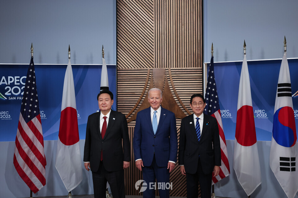 아시아태평양경제협력체(APEC) 정상회의 참석차 미국을 방문 중인 윤석열 대통령이 16일(현지시간) 미국 샌프란시스코 모스코니센터에서 열린 한미일 정상 회동에서 조 바이든 미국 대통령, 기시다 후미오 일본 총리와 기념촬영을 하고 있다. / 사진제공=대통령실