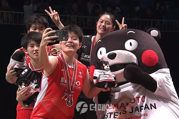 사진 2023 일본 구마모토 마스터즈 배드민턴선수권대회 여자복식 시상식 후 우승과 준우승을 한 중국 선수들이 셀카를 찍고 있다.