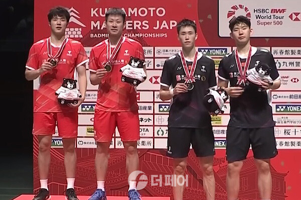 사진 2023 일본 구마모토 마스터즈 배드민턴선수권대회 남자복식 우승과 준우승을 차지한 중국 선수들