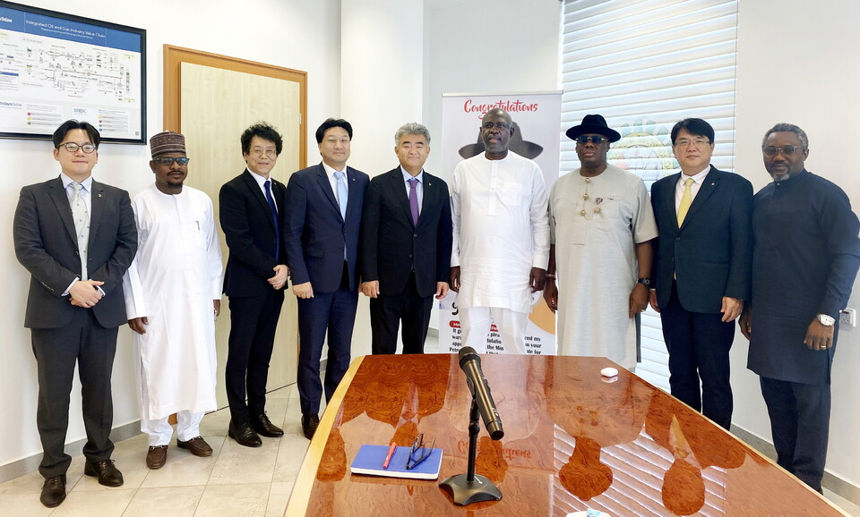 사진제공=대우건설 / 정원주 회장(가운데 왼쪽)이 지난 16일 나이지리아 석유부 하이네켄 록포베리 장관을 만나 기념촬영을 하고 있다.