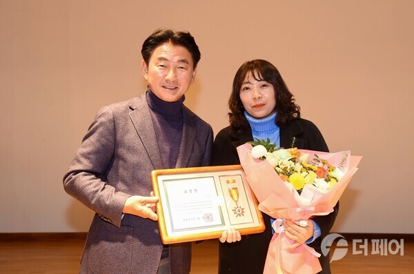 김동근 시장이 표창장을 수여하고 있는 모습  / 사진제공=의정부시