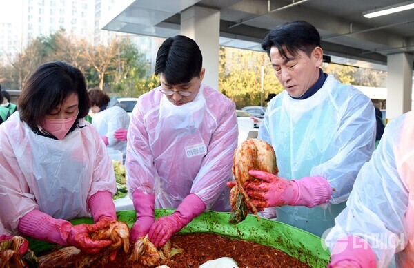 (오른쪽)김동근 시장이 김장김치를 담갔다. / 사진제공=의정부시