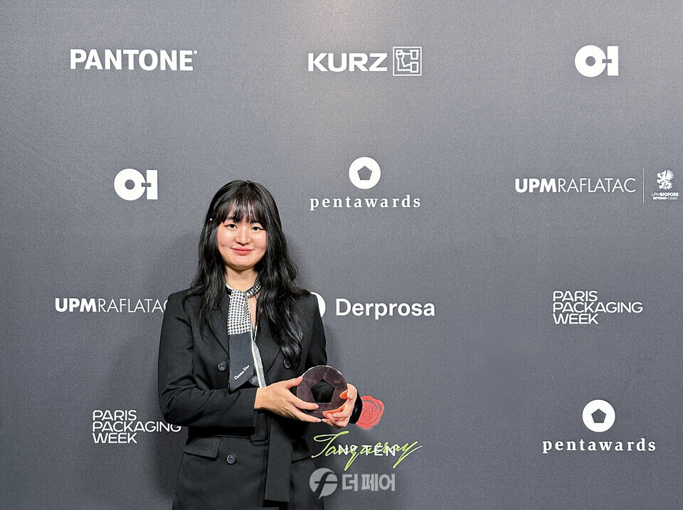 박수경 GS리테일 플랫폼디자인팀 디자이너가 2023 펜타워즈에서 포즈를 취하고 있다. / 사진제공=GS더프레시