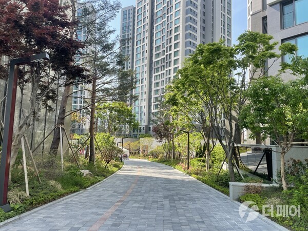 제23회 자연환경대상 시상식에서 환경부장관상을 수상한 송파 롯데캐슬 시그니처 단지 내 조경 / 사진제공=롯데건설