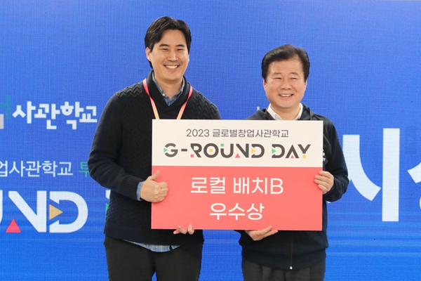 이헌승 에이사 대표(좌)와 중소벤처기업진흥공단 강석진 이사장 /사진제공= 에이사