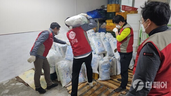 샤롯데봉사단이 주거환경 개선 봉사활동을 진행했다. / 사진제공=롯데건설