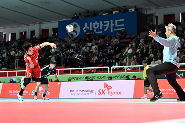 사진 신한 SOL페이 23-24 핸드볼 H리그 남자부 3차전 슛을 날리는 인천도시공사 김진영
