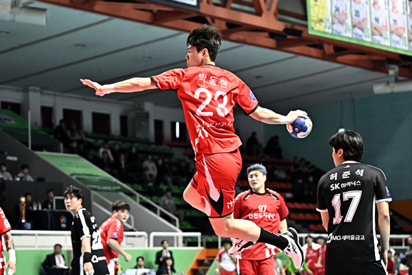 사진 신한 SOL페이 23-24 핸드볼 H리그 남자부 3차전 슛을 날리는 인천도시공사 박동현