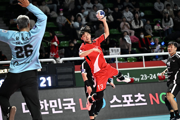 사진 신한 SOL페이 23-24 핸드볼 H리그 남자부 3차전 슛을 날리는 인천도시공사 김진영