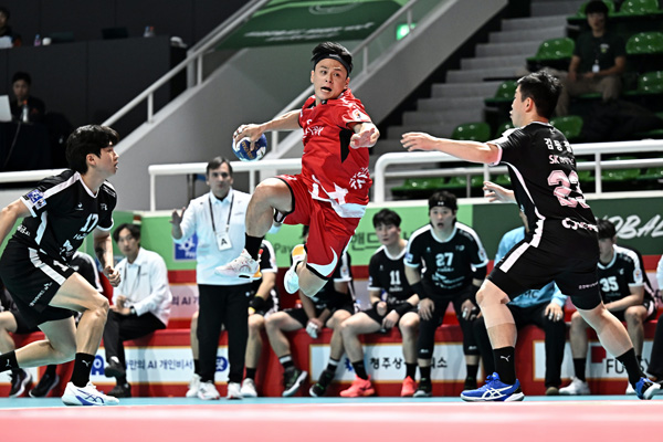 사진 신한 SOL페이 23-24 핸드볼 H리그 남자부 3차전 슛을 날리는 인천도시공사 선수