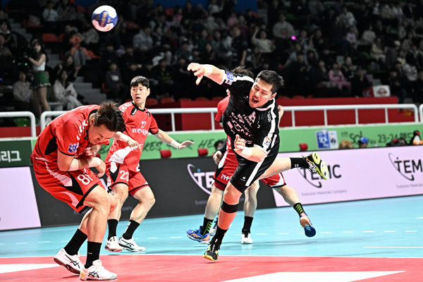 사진 신한 SOL페이 23-24 핸드볼 H리그 남자부 3차전 슛을 날리는 SK호크스 박중규, 한국핸드볼연맹