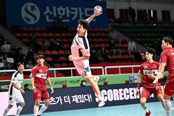 사진 신한 SOL페이 23-24 핸드볼 H리그 3차전에서 두산 정의경이 슛을 날리기 위해 도약하고 있다. 한국핸드볼연맹