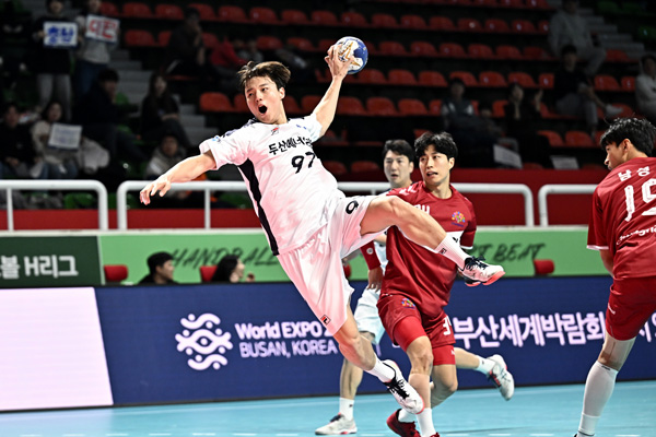 사진 신한 SOL페이 23-24 핸드볼 H리그 3차전에서 두산 김연빈이 슛을 날리고 있다. 한국핸드볼연맹