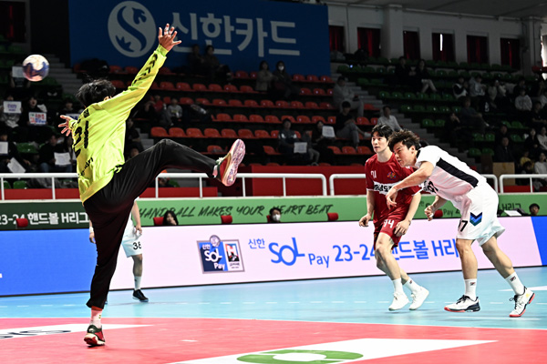사진 신한 SOL페이 23-24 핸드볼 H리그 3차전에서 두산 김연빈이 슛을 날리고 있다. 한국핸드볼연맹