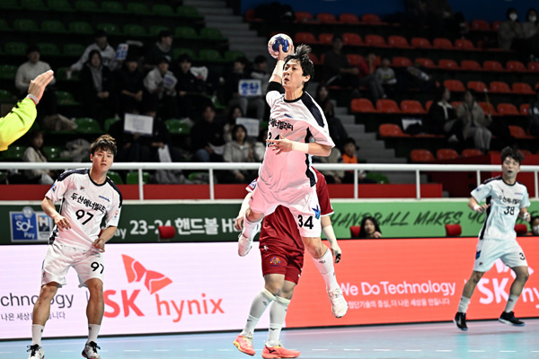 사진 신한 SOL페이 23-24 핸드볼 H리그 3차전에서 두산 강전구가 슛을 날리고 있다. 한국핸드볼연맹