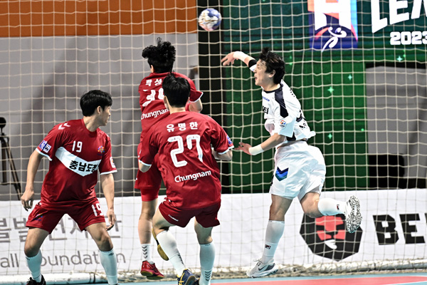 사진 신한 SOL페이 23-24 핸드볼 H리그 3차전에서 두산 강전구가 슛을 날리고 있다. 한국핸드볼연맹