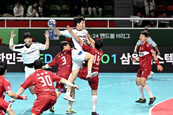 사진 신한 SOL페이 23-24 핸드볼 H리그 3차전에서 두산 정의경이 슛을 날리고 있다. 한국핸드볼연맹