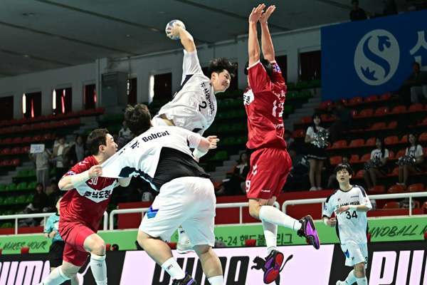 사진 신한 SOL페이 23-24 핸드볼 H리그 3차전에서 두산 정의경이 슛을 날리고 있다. 한국핸드볼연맹