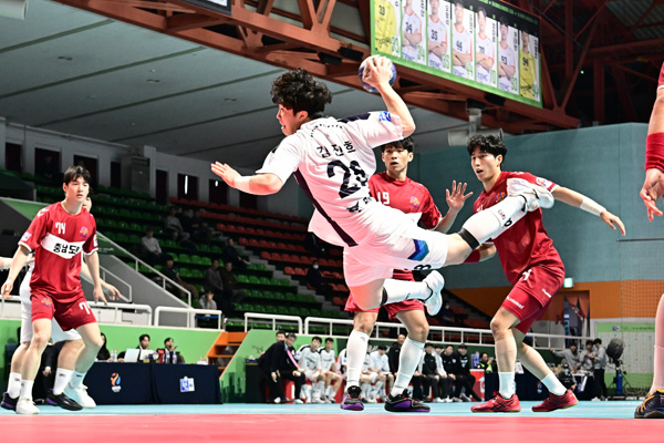 사진 신한 SOL페이 23-24 핸드볼 H리그 3차전에서 두산 김진호가 슛을 날리고 있다. 한국핸드볼연맹