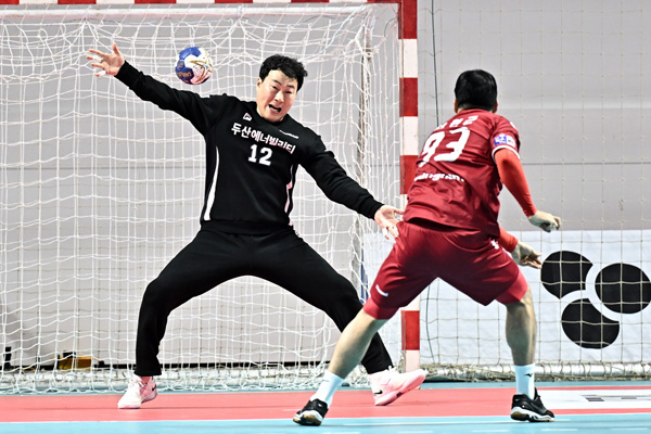 사진 신한 SOL페이 23-24 핸드볼 H리그 남자부 3차전에서 충남도청의 최현근이 슛을 날렸다. 한국핸드볼연맹