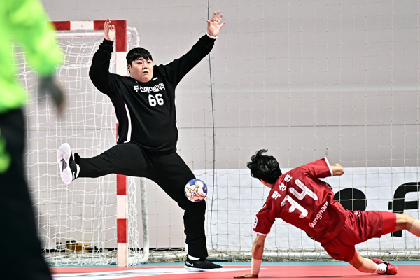 사진 신한 SOL페이 23-24 핸드볼 H리그 남자부 3차전에서 충남도청의 박성한이 골키퍼 가랑이 사이로 슛을 날리고 있다. 한국핸드볼연맹