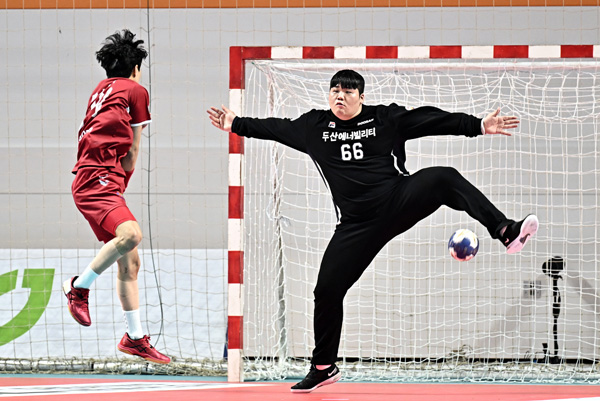 사진 신한 SOL페이 23-24 핸드볼 H리그 남자부 3차전에서 충남도청 선수가 골키퍼 가랑이 사이로 슛을 날렸다. 한국핸드볼연맹