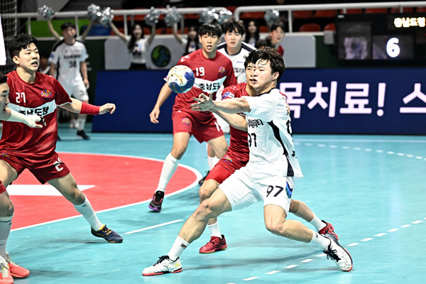 사진 신한 SOL페이 23-24 핸드볼 H리그 남자부 3차전에서 충남도청 선수들이 상대의 공격을 막고 있다. 한국핸드볼연맹
