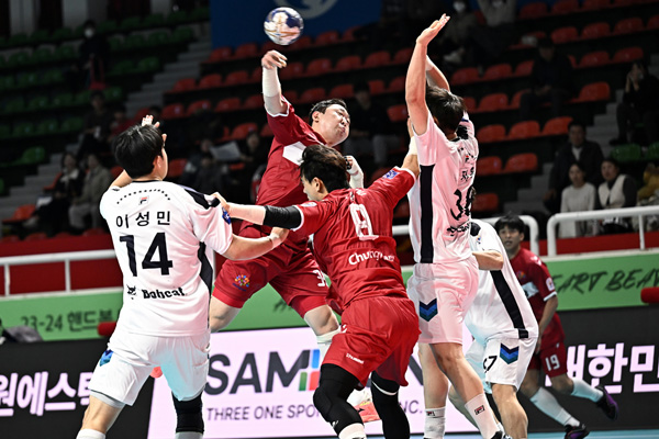 사진 신한 SOL페이 23-24 핸드볼 H리그 남자부 3차전에서 충남도청의 선수가 수비의 블로킹에도 슛을 날리고 있다. 한국핸드볼연맹