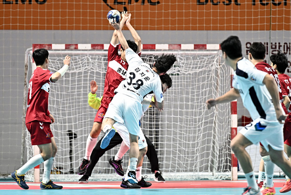 사진 신한 SOL페이 23-24 핸드볼 H리그 남자부 3차전에서 충남도청 선수가 상대의 슛을 블로킹하고 있다. 한국핸드볼연맹