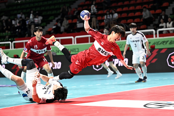 사진 신한 SOL페이 23-24 핸드볼 H리그 남자부 3차전에서 충남도청 구창은이 수비를 뚫고 슛을 날리고 있다. 한국핸드볼연맹