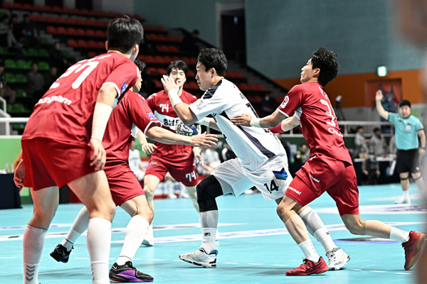 사진 신한 SOL페이 23-24 핸드볼 H리그 남자부 3차전에서 충남도청 선수들이 상대 공격수를 포위했다. 한국핸드볼연맹
