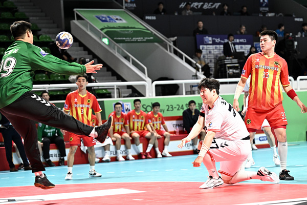 사진 신한 SOL페이 23-24 핸드볼 H리그 남자부 3차전에서 슛을 시도하는 하남시청 조동함, 한국핸드볼연맹