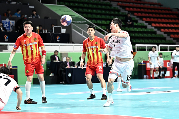 사진 신한 SOL페이 23-24 핸드볼 H리그 남자부 3차전에서 슛을 시도하는 하남시청 신재섭, 한국핸드볼연맹