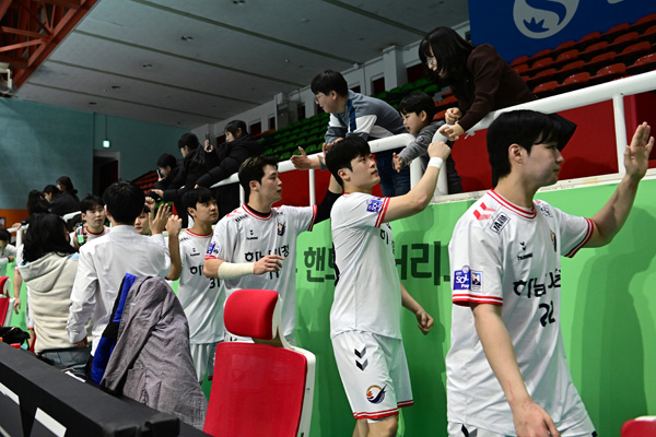 사진 신한 SOL페이 23-24 핸드볼 H리그 남자부 3차전에서 승리 후 팬들과 기쁨을 나누는 하남시청 선수들, 한국핸드볼연맹