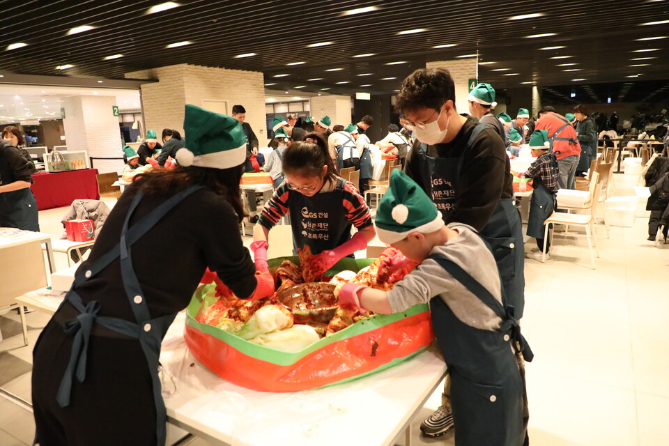 사진제공=GS건설 / 서울시 종로구 GS건설 본사에서 열린 GS건설 김장김치 봉사활동에 참여한 GS건설 임직원 가족이 김치를 담그고 있다.