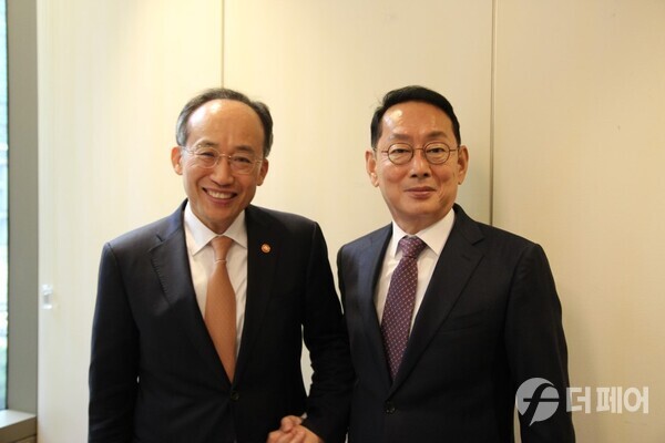 (왼쪽부터)추경호 경제부총리 겸 기획재정부 장관, 김도읍 국회의원이 면담을 가졌다. / 사진제공=김도읍 의원실