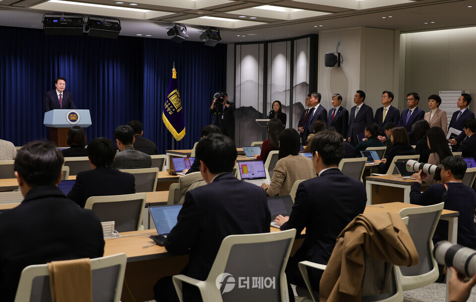 윤석열 대통령이 29일 서울 용산 대통령실 청사에서 2030엑스포 부산 유치 실패와 관련, 대국민 담화를 발표하고 있다. / 사진제공=대통령실