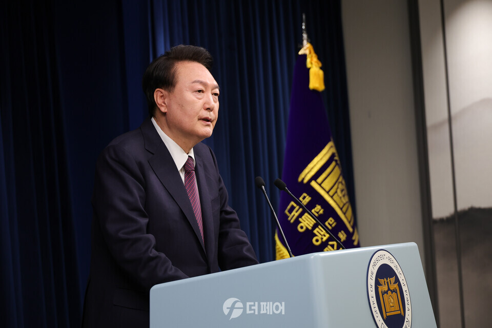 윤석열 대통령이 29일 서울 용산 대통령실 청사에서 2030엑스포 부산 유치 실패와 관련, 대국민 담화를 발표하고 있다. / 사진제공=대통령실