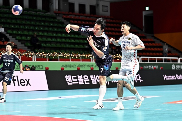 사진 신한 SOL페이 23-24 핸드볼 H리그 남자부 4차전 두산과 상무피닉스 경기 모습, 한국핸드볼연맹