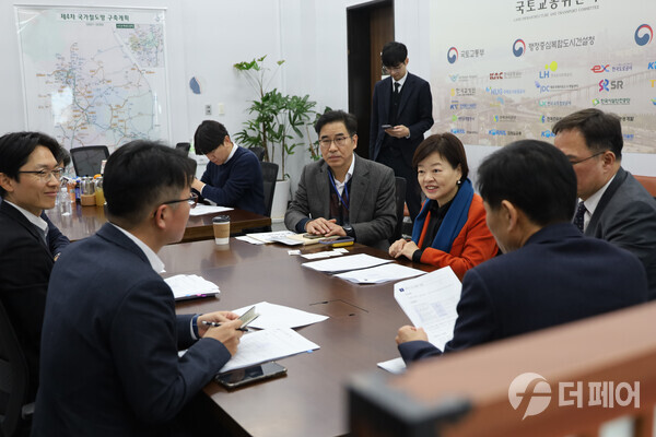 국토부 차관에게 GTX-D 노선 강동구 경유 고덕대교 명칭 확정 건의 / 사진제공=진선미 의원실