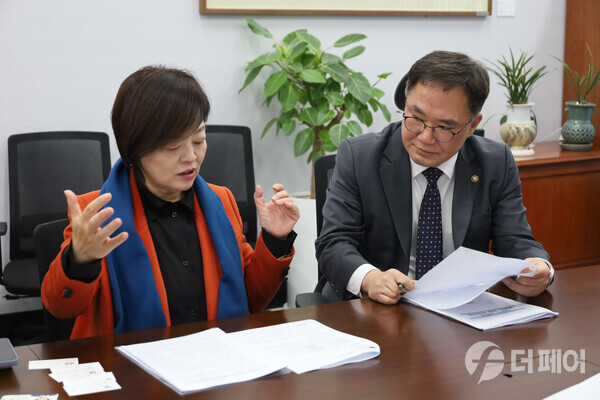 국토부 차관에게 GTX-D 노선 강동구 경유 고덕대교 명칭 확정 건의 / 사진제공=진선미 의원실