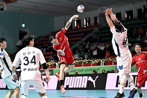 사진 신한 SOL페이 23-24 핸드볼 H리그 남자부 경기에서 상대의 블로킹에도 슛을 시도하는 인천도시공사의 정수영, 한국핸드볼연맹